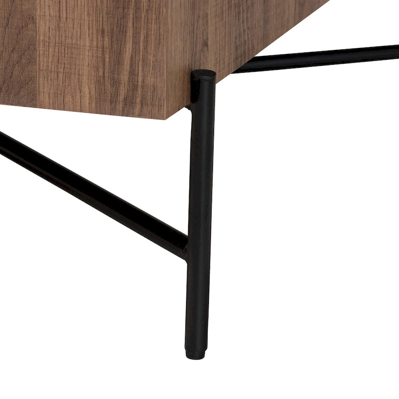 Table basse en bois couleur noyer et métal noir au style industriel moderne